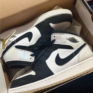 Nike Air Jordan 1 Mid SE Diamond GS Size 6.5Y White Black